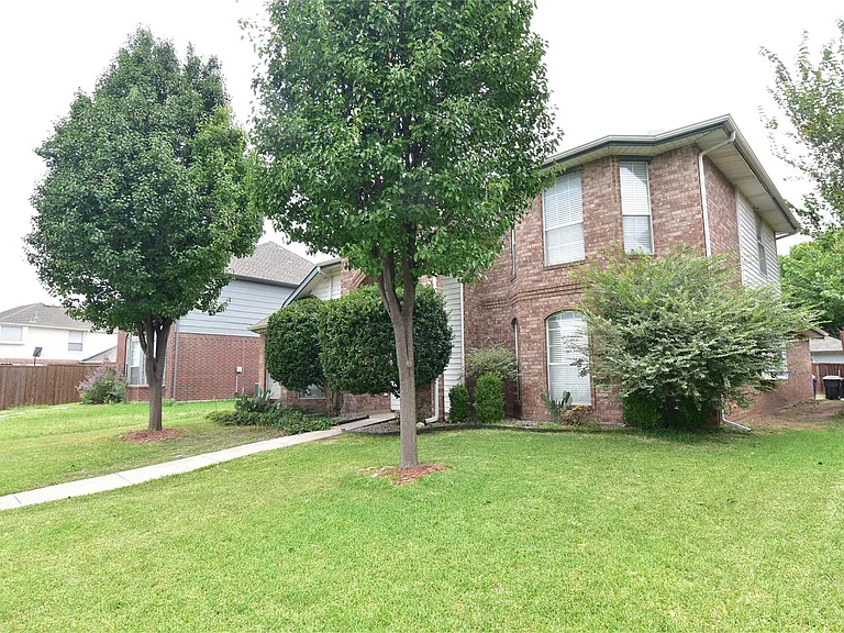 7837 Roundtable Rd — Photo 2