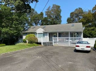 17 Carriage Ln, Center Moriches, NY 11934