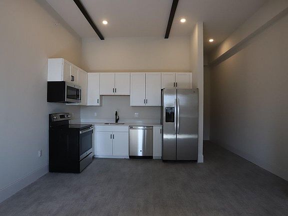 Kitchen w/ Full-Size & Brand New Appliances.