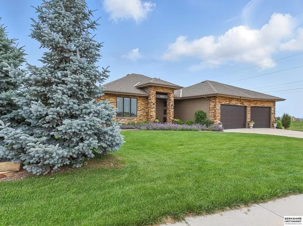 18652 Webster Cir, Elkhorn, NE 68022