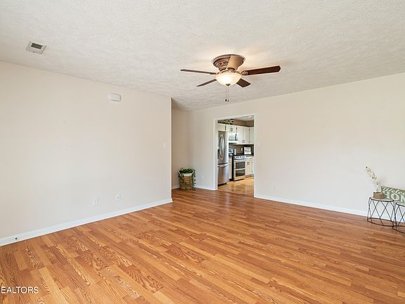 4th image of 338 Headrick View Dr