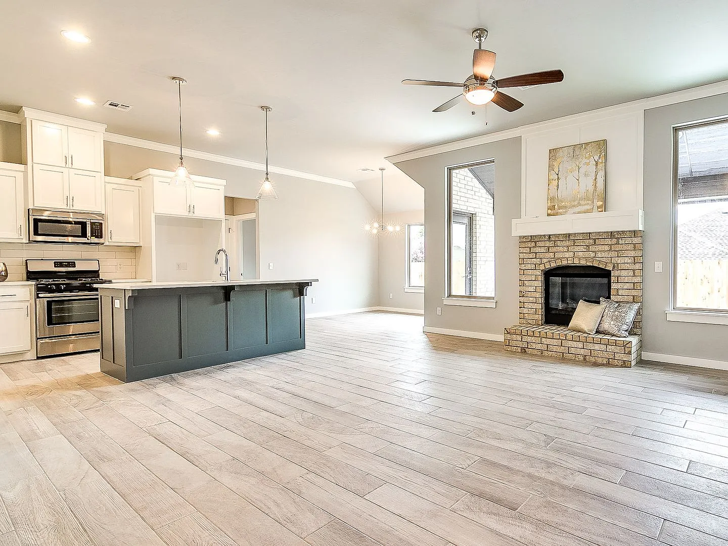 Modern Home in Edmond Schools - 4 bedrooms - bonus room — Photo 4