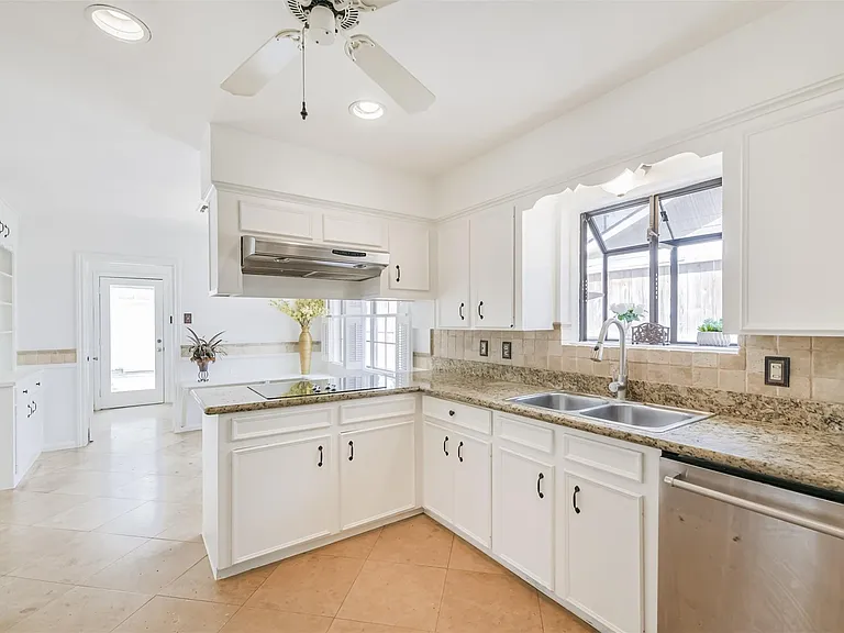 12223 Old Oaks Dr — Photo 10