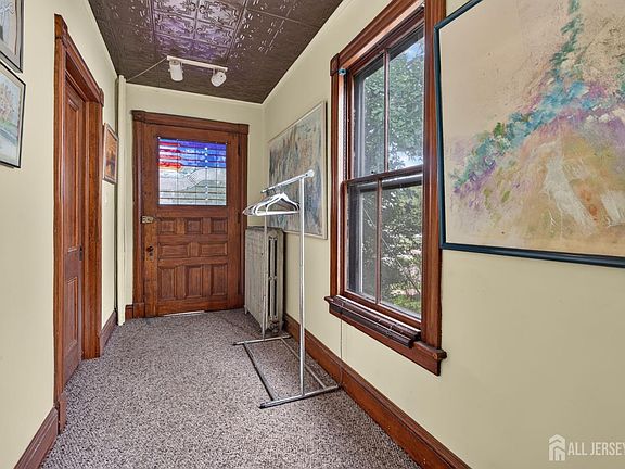 5th image of 81 Louis St