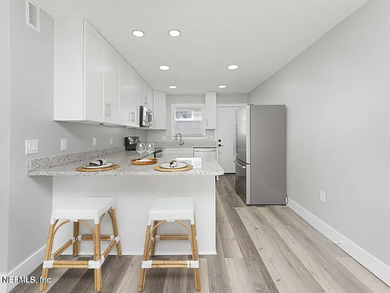 423 9th Ave N #201 — Photo 1