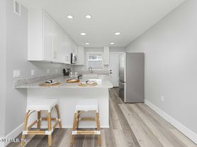 423 9th Ave N, Jacksonville Beach, FL
