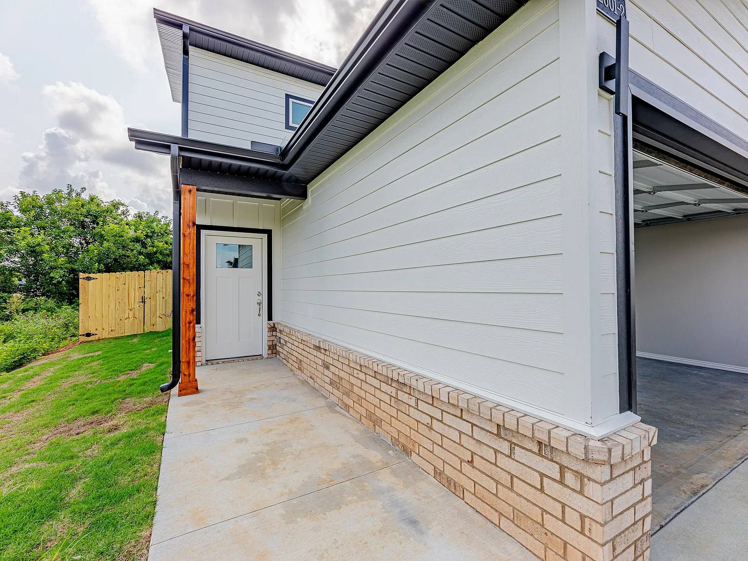1402 SW Poigai Way - 1 — Photo 2