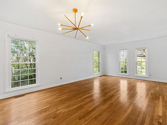 5th image of 199 Montclair Cir