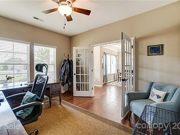 5th image of 2423 Chatham Dr