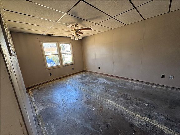 4th image of 2305 Castle Ln