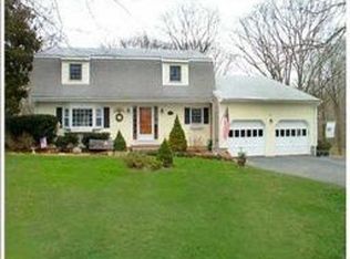 8 Wendy Dr, Bristol, RI 02809