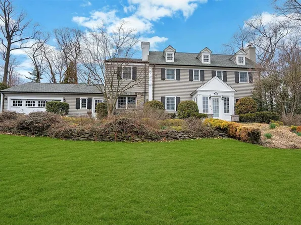 130 Sycamore Drive, East Hills, NY 11576