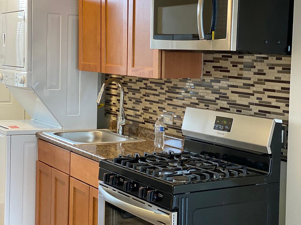 1st image of 207 E 42nd St #3E