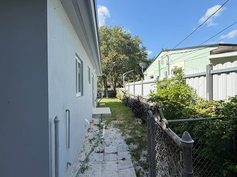 1135 NW 127th St — Photo 35