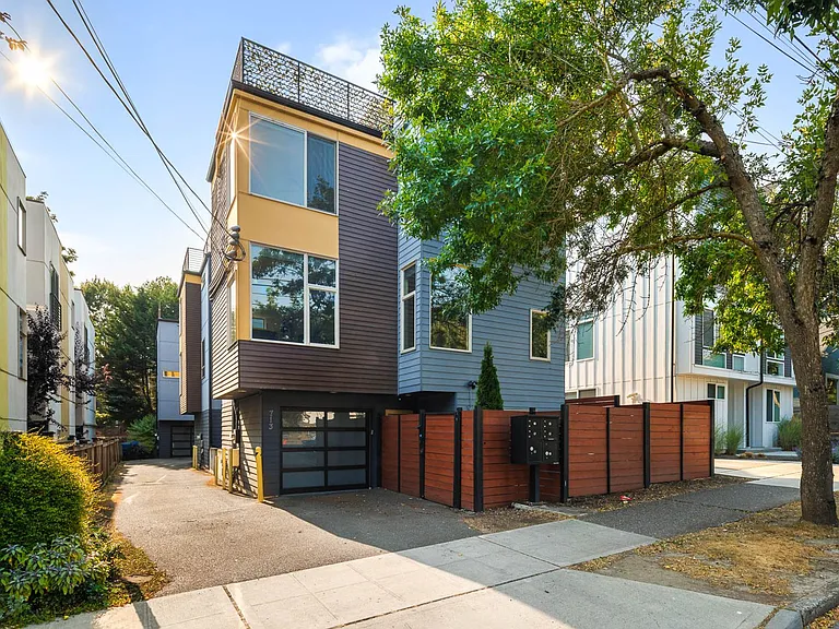 713 Martin Luther King Jr Way S — Photo 1