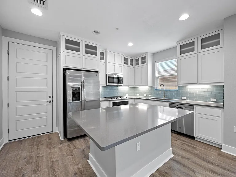 2222 Simond Ave #E — Photo 9