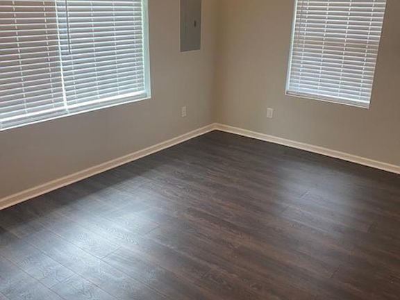 5th image of 212 Oakwood Dr