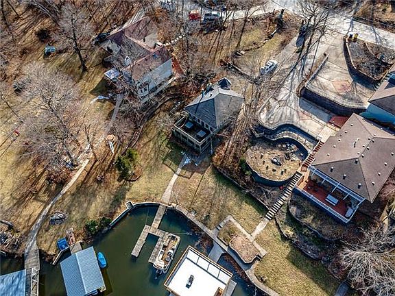 2nd image of 24 W Lake Shore Dr