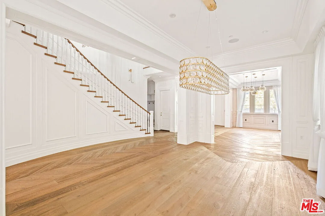 5 bed, 5.5 bath, 5217 sqft, $19,995 — Photo 4