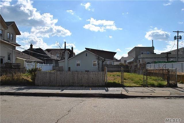 1st image of 722 W Olive St