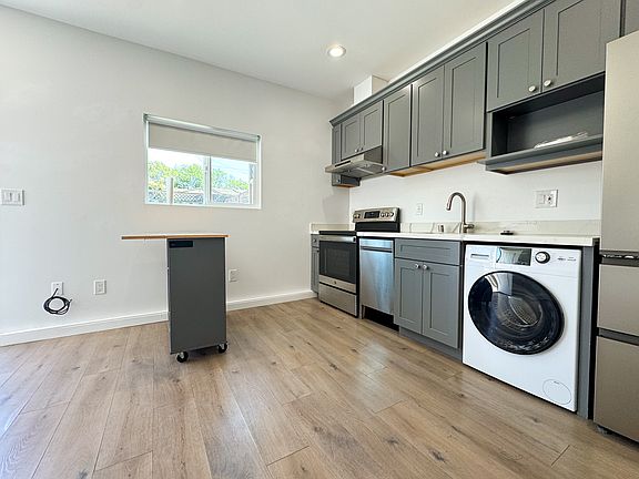 4th image of 984 Colusa Ave