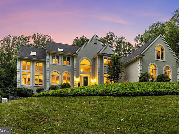 4th image of 2166 Edgehill Dr