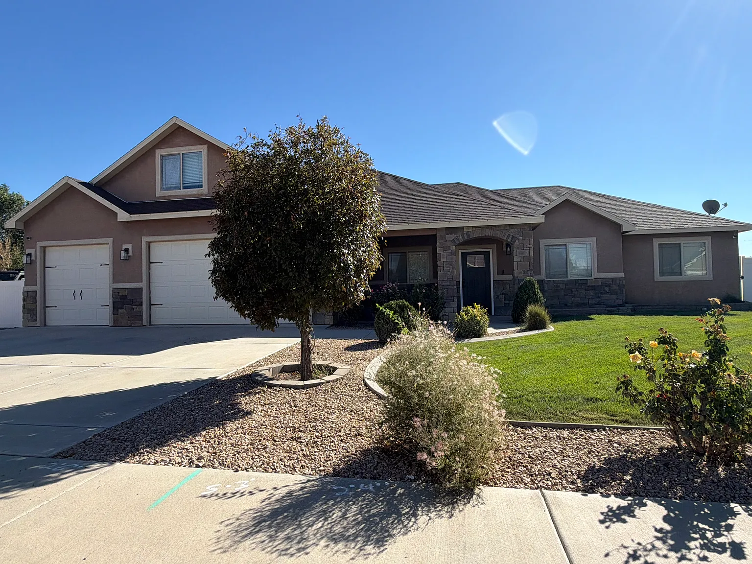 5 bed, 2247 sqft, $3,400 — Photo 2