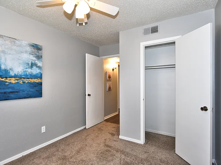 Shady Hollow Apartments — Photo 28