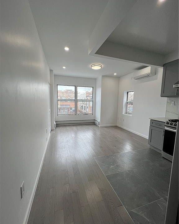 1st image of 192 Bay 34th St