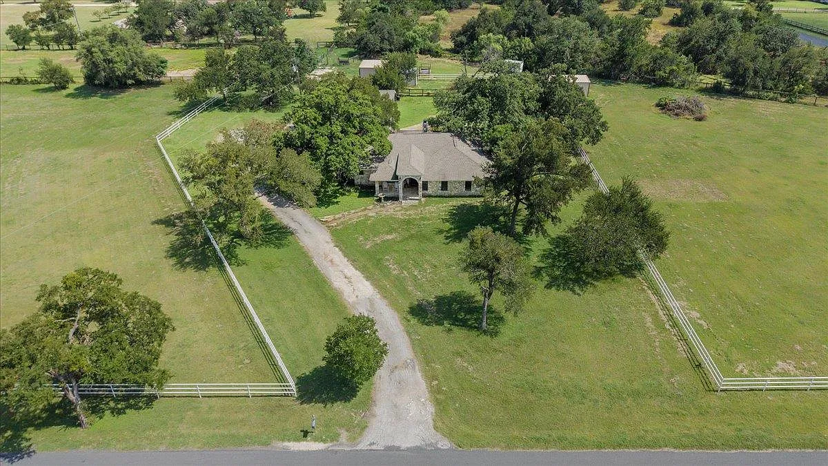 4 bed, 2.5 bath, 2142 sqft, $3,000 — Photo 2