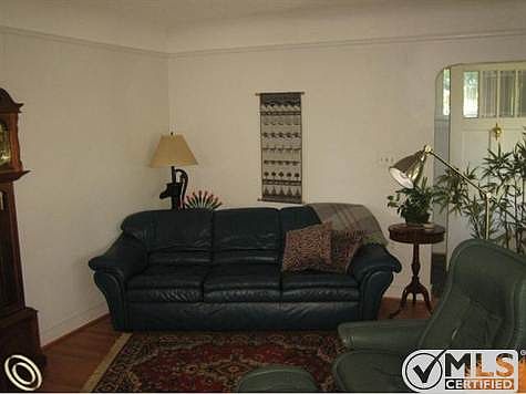 Living room 3.JPG