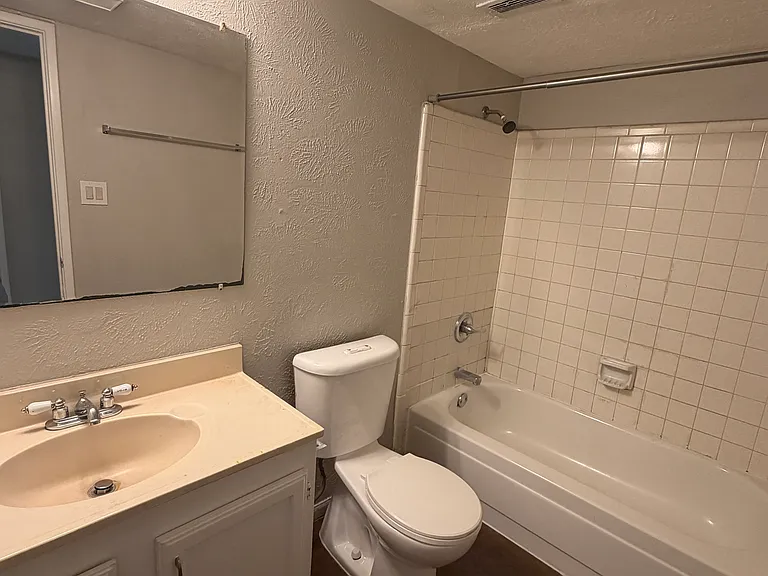7009 Greenview Cir N — Photo 18
