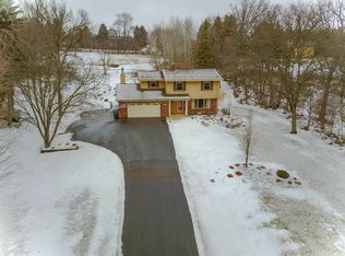 N47W27010 Greenhill Dr, Pewaukee, WI 53072