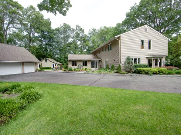 105 Lisa Ct, Wyckoff, NJ 07481