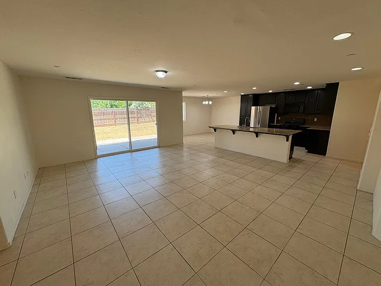 2132 E Sweet Ave — Photo 2
