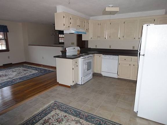 3rd image of 17 Thomas Dr