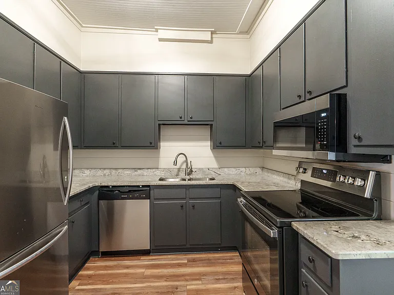243 Boulevard #B — Photo 14
