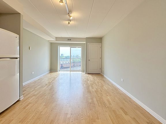 3rd image of 2272 S Archer Ave Unit 5E