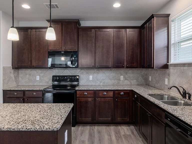 320 E Broade St — Photo 14