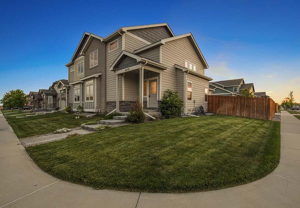 End unit with fenced yard