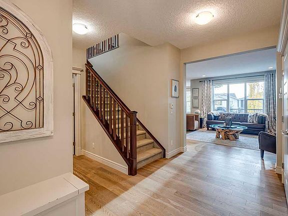4th image of 64 E Cranbrook Cres SE