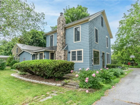 107 W Hamilton St, Sackets Harbor, NY 13685