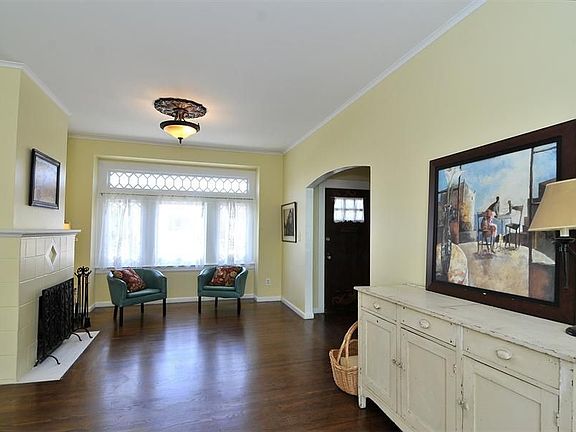4th image of 327 Staples Ave