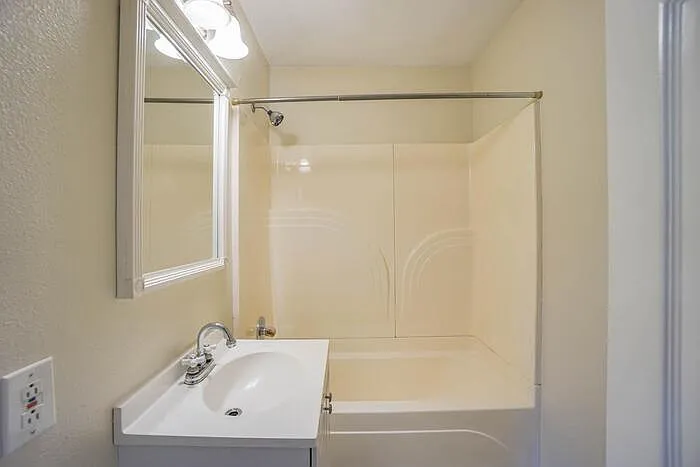 944 Dale St — Photo 15