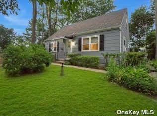 14 Claire Ave, Huntington Station, NY 11746