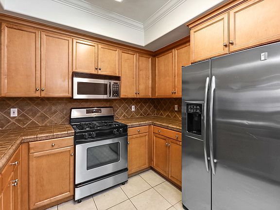 4th image of 2339-2335 S Bentley Ave #203