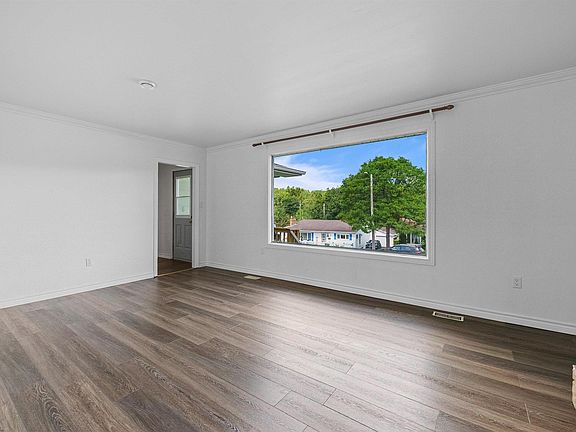 5th image of 157 Alder Cres