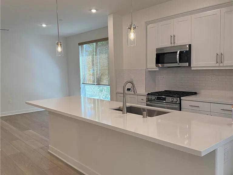 1816 E 1st St #450 — Photo 38