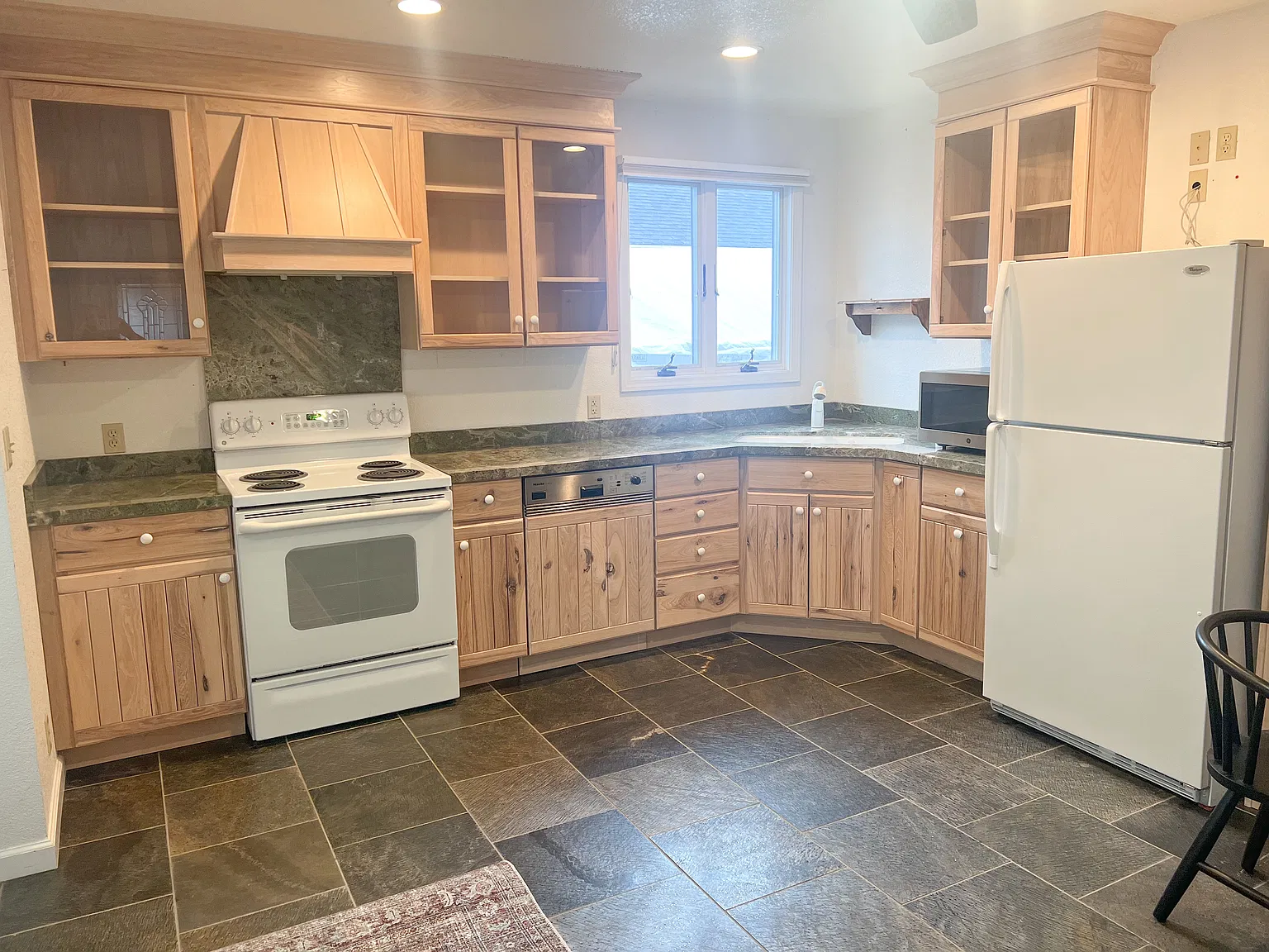 3010 Wyndham Ln — Photo 2