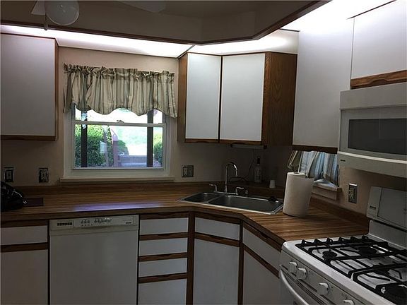 5th image of 76 Hollow Haven Dr